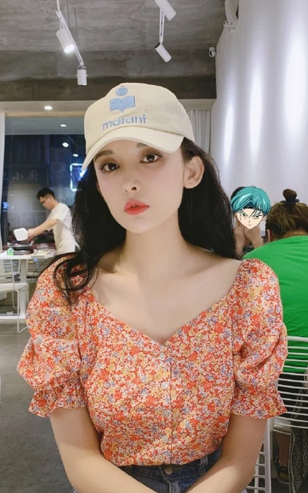 古力娜扎晒餐厅喝饮料生活美照，运动帽，碎花低领装搭配，时尚可爱
