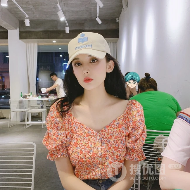 古力娜扎晒餐厅喝饮料生活美照，运动帽，碎花低领装搭配，时尚可爱
