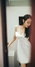 迪丽热巴肩带连衣白裙居家气质写真美照