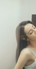 迪丽热巴肩带连衣白裙居家气质写真美照