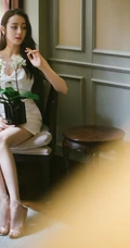 迪丽热巴肩带连衣白裙居家气质写真美照