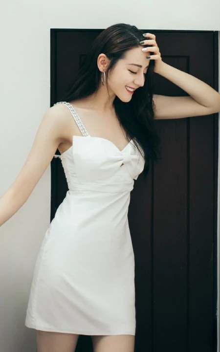 迪丽热巴肩带连衣白裙居家气质写真美照