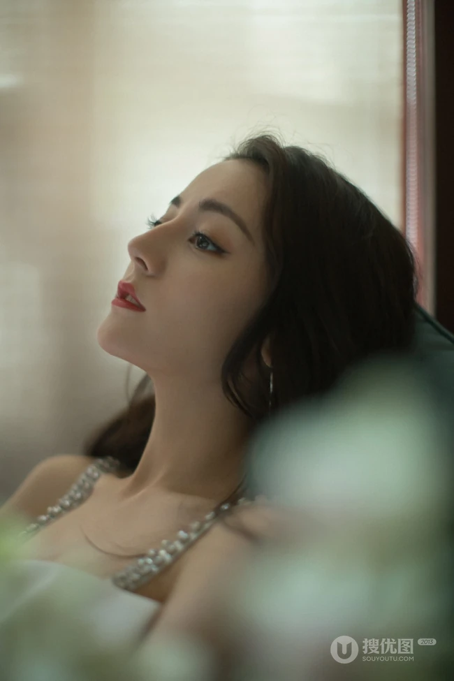 迪丽热巴肩带连衣白裙居家气质写真美照