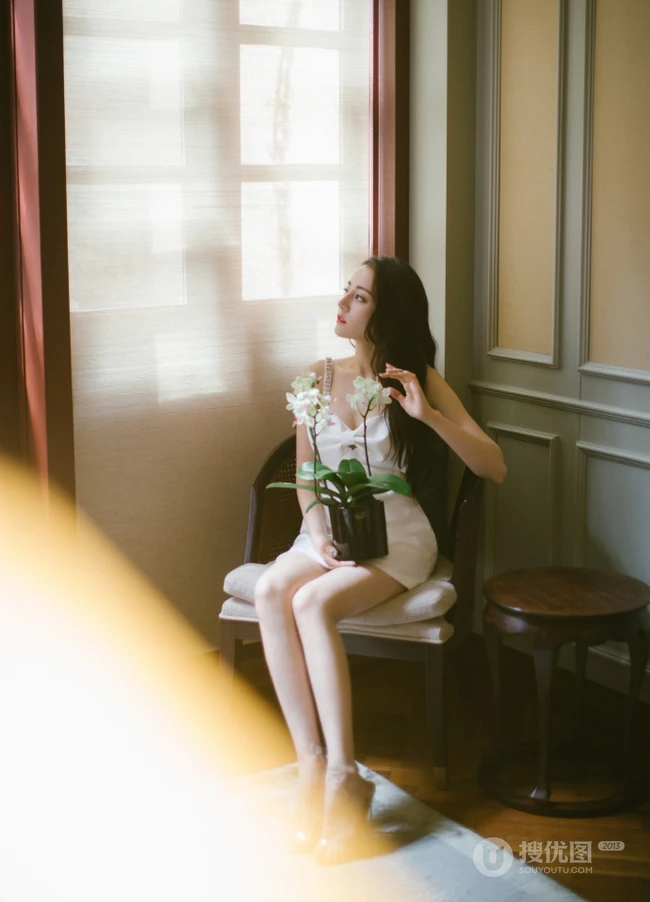 迪丽热巴肩带连衣白裙居家气质写真美照