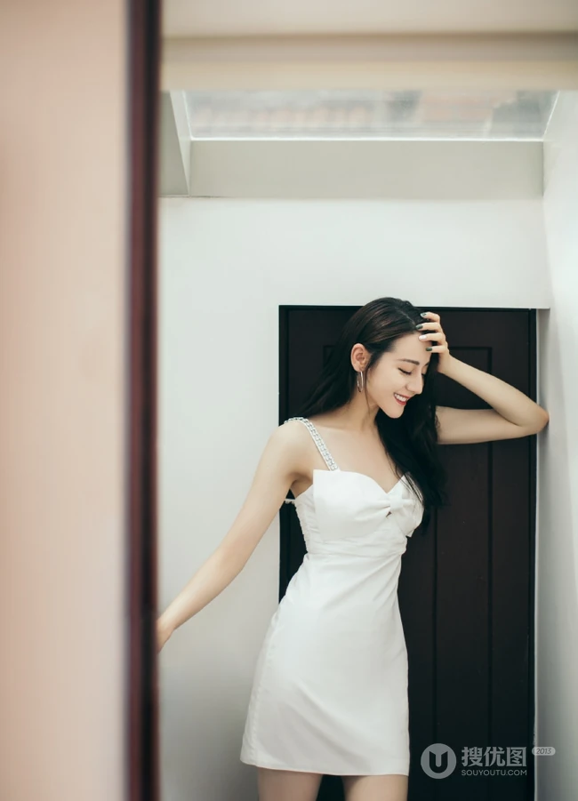 迪丽热巴肩带连衣白裙居家气质写真美照