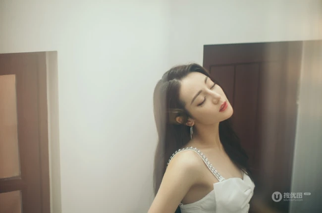 迪丽热巴肩带连衣白裙居家气质写真美照