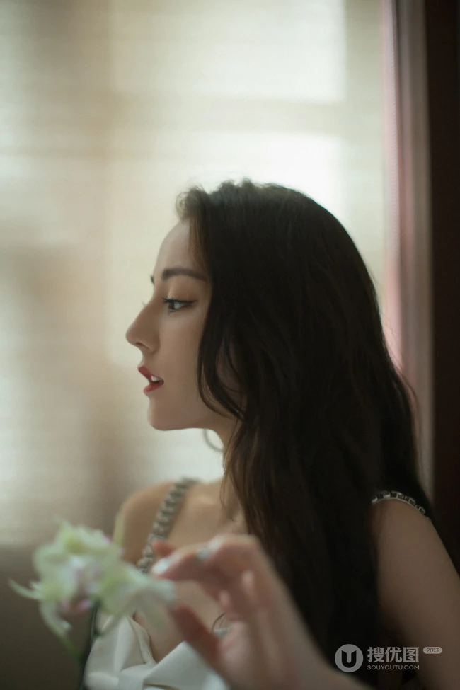 迪丽热巴肩带连衣白裙居家气质写真美照