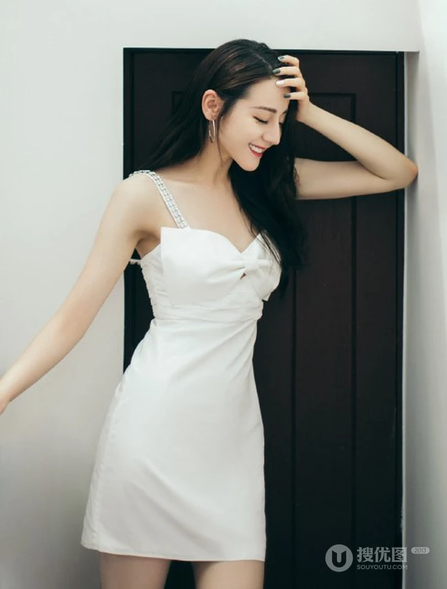迪丽热巴肩带连衣白裙居家气质写真美照