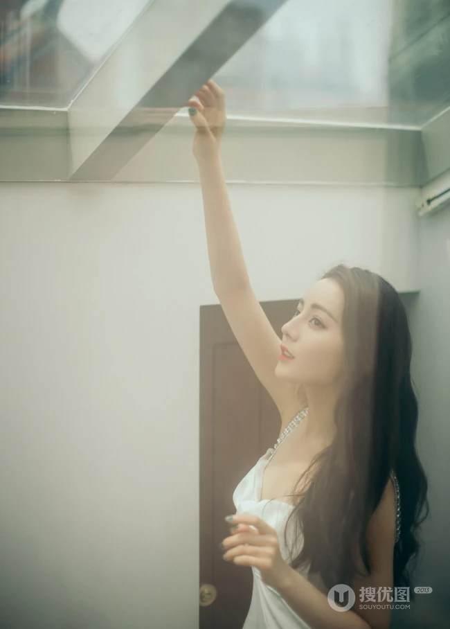 迪丽热巴肩带连衣白裙居家气质写真美照