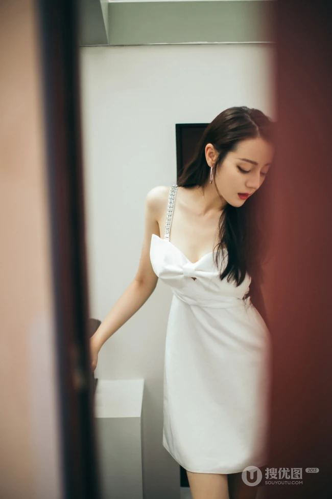 迪丽热巴肩带连衣白裙居家气质写真美照