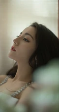 迪丽热巴肩带连衣白裙居家气质写真美照