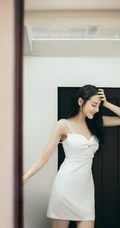 迪丽热巴肩带连衣白裙居家气质写真美照