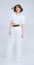 佟丽娅短发发型搭配全白LOKK套装写真美照，小露纤细蛮腰，清爽气质