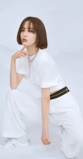 佟丽娅短发发型搭配全白LOKK套装写真美照，小露纤细蛮腰，清爽气质