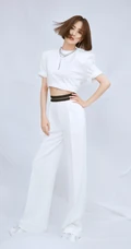 佟丽娅短发发型搭配全白LOKK套装写真美照，小露纤细蛮腰，清爽气质