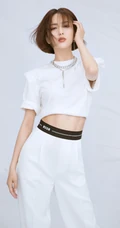 佟丽娅短发发型搭配全白LOKK套装写真美照，小露纤细蛮腰，清爽气质