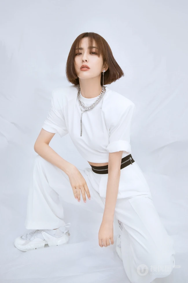 佟丽娅短发发型搭配全白LOKK套装写真美照，小露纤细蛮腰，清爽气质