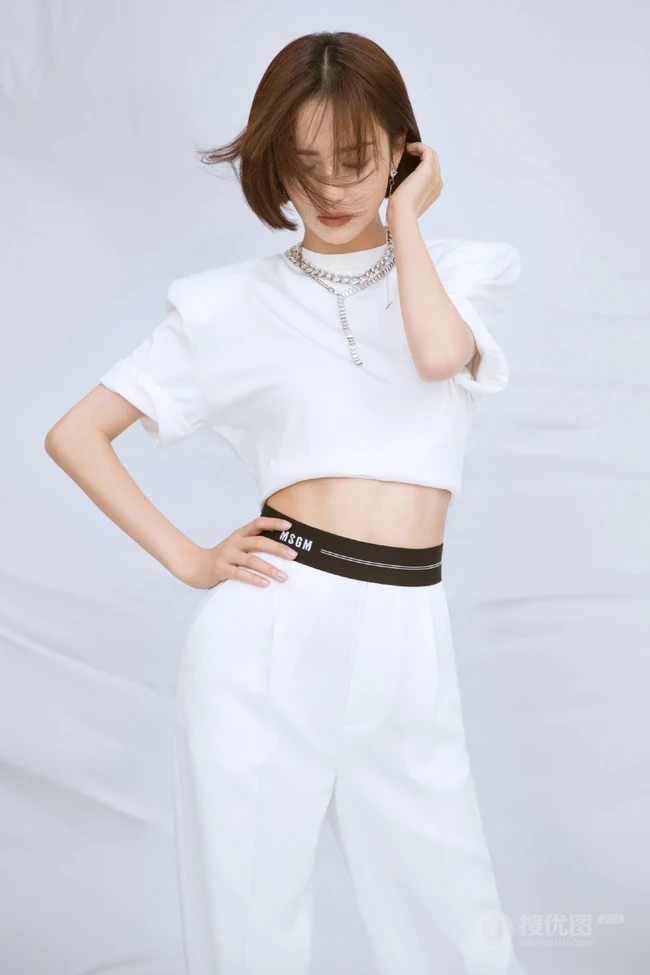 佟丽娅短发发型搭配全白LOKK套装写真美照，小露纤细蛮腰，清爽气质