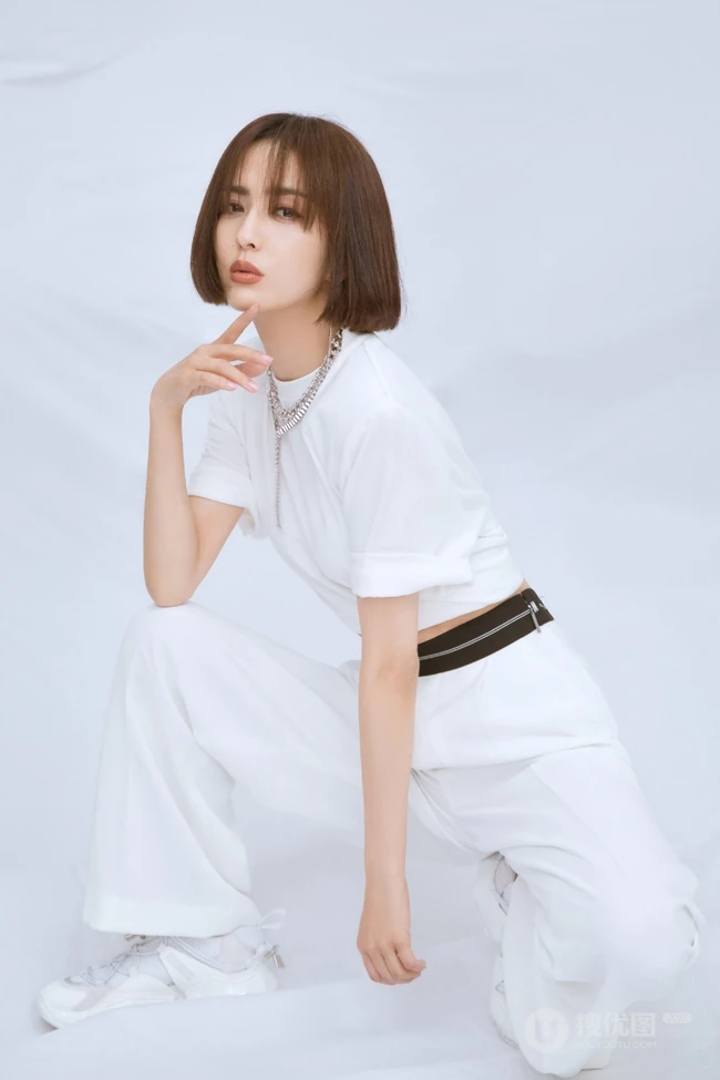佟丽娅短发发型搭配全白LOKK套装写真美照，小露纤细蛮腰，清爽气质