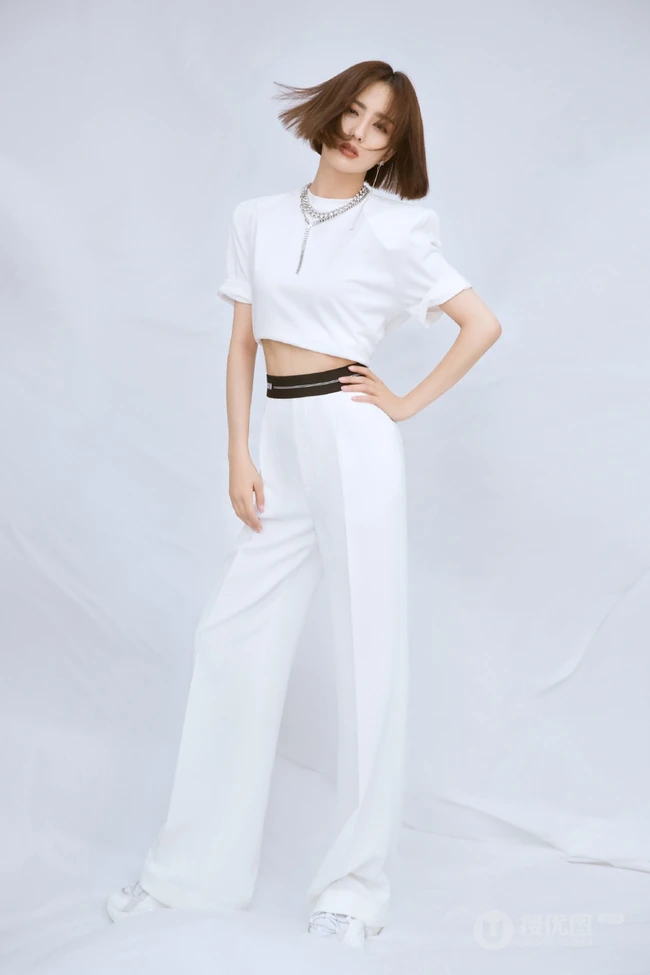 佟丽娅短发发型搭配全白LOKK套装写真美照，小露纤细蛮腰，清爽气质