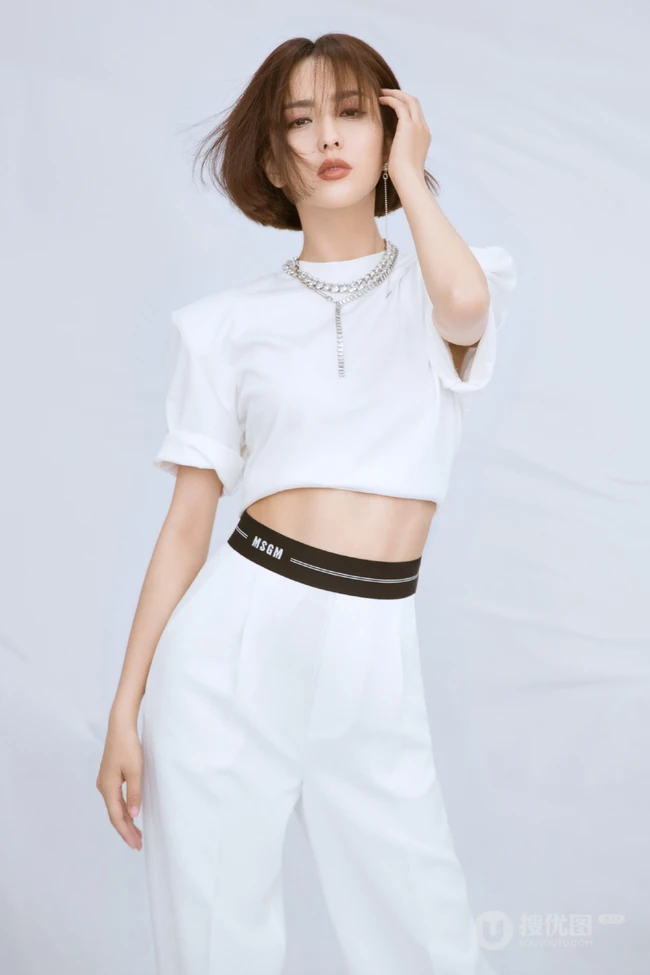 佟丽娅短发发型搭配全白LOKK套装写真美照，小露纤细蛮腰，清爽气质