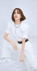 佟丽娅短发发型搭配全白LOKK套装写真美照，小露纤细蛮腰，清爽气质