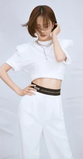 佟丽娅短发发型搭配全白LOKK套装写真美照，小露纤细蛮腰，清爽气质