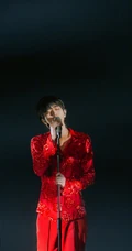 蔡徐坤魅惑红衣写真，以影勾勒轮廓，在光影间呈现万般魅力