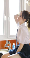 笑容超甜，高颜值女生小姐姐清新学生制服装教室写真美图