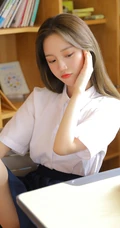 笑容超甜，高颜值女生小姐姐清新学生制服装教室写真美图