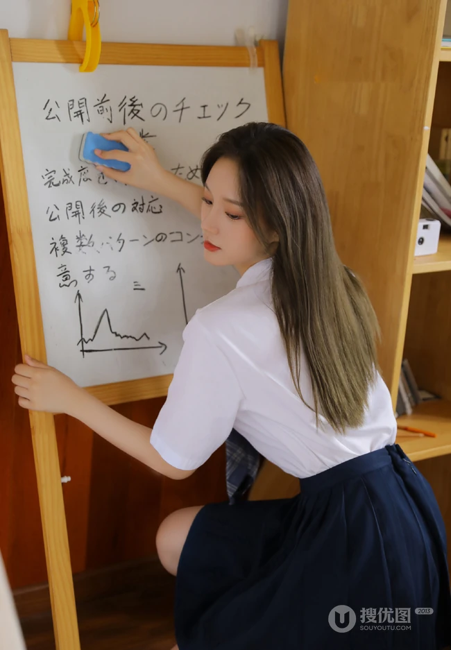 笑容超甜，高颜值女生小姐姐清新学生制服装教室写真美图