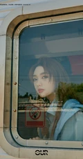 泰籍华裔女歌手李紫婷连帽风衣整套look车厢写真照