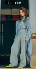 泰籍华裔女歌手李紫婷连帽风衣整套look车厢写真照