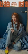 泰籍华裔女歌手李紫婷连帽风衣整套look车厢写真照