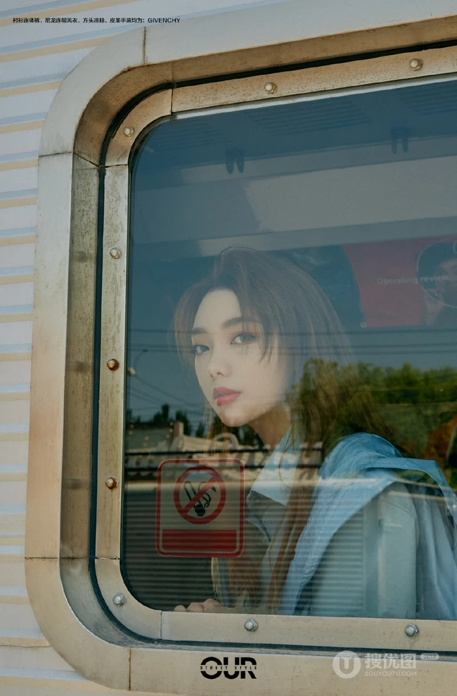 泰籍华裔女歌手李紫婷连帽风衣整套look车厢写真照