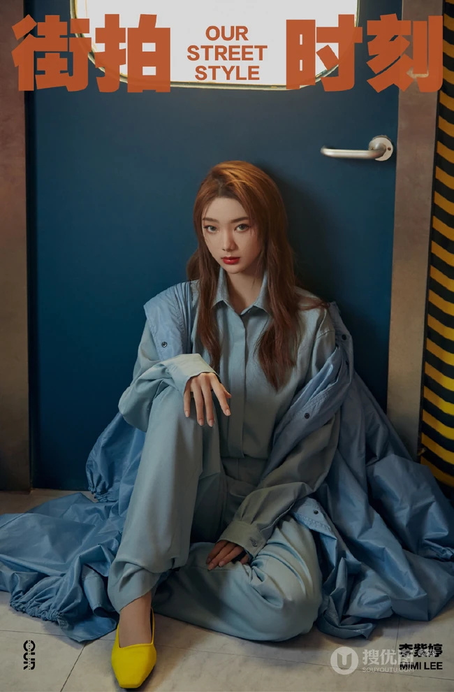 泰籍华裔女歌手李紫婷连帽风衣整套look车厢写真照
