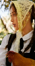 angelababy化身海岛少女，体验海岛渔民生活旅拍写真杂志美照