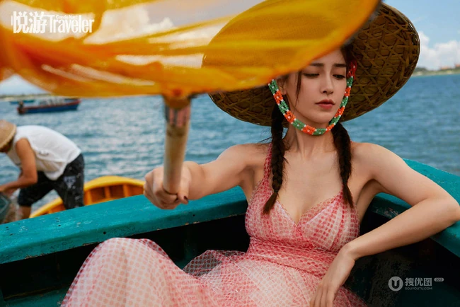angelababy化身海岛少女，体验海岛渔民生活旅拍写真杂志美照