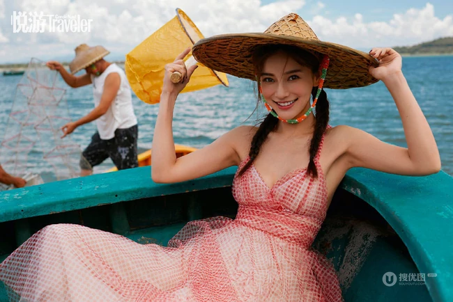 angelababy化身海岛少女，体验海岛渔民生活旅拍写真杂志美照