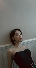 蓝盈莹打扮精致，清爽气质肩带裙居家写真半身照图片