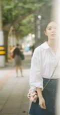 赵今麦高扎马尾清新爽朗白衣牛仔裙街拍写真照