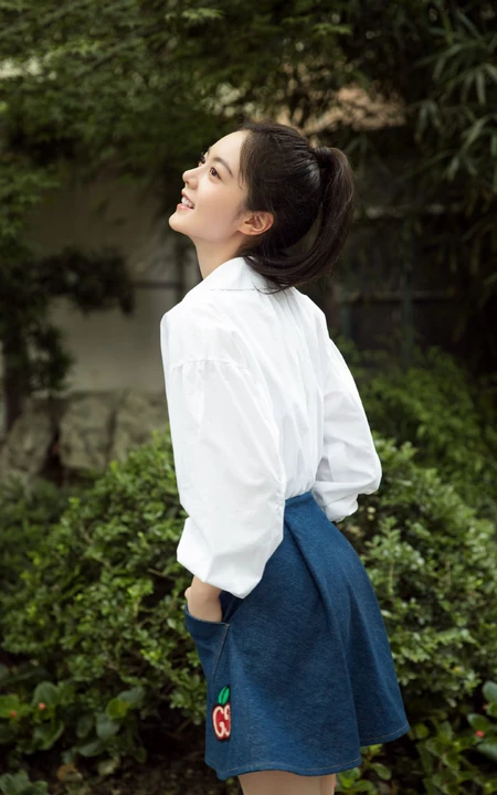 赵今麦高扎马尾清新爽朗白衣牛仔裙街拍写真照