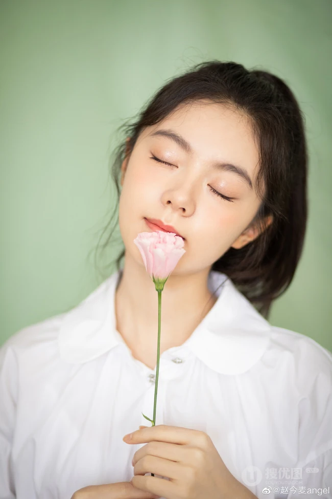 赵今麦高扎马尾清新爽朗白衣牛仔裙街拍写真照