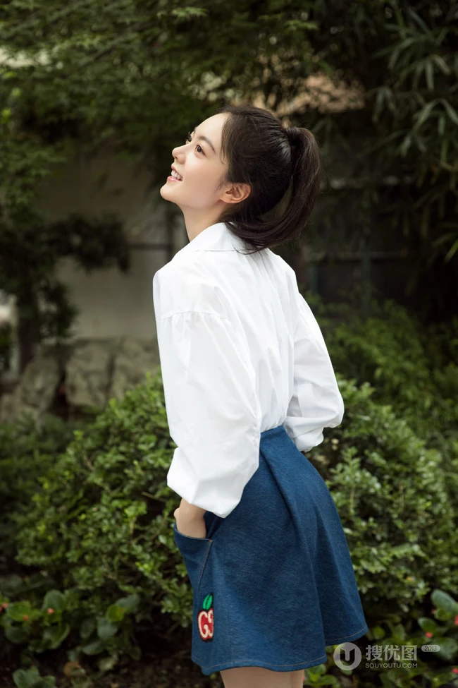赵今麦高扎马尾清新爽朗白衣牛仔裙街拍写真照