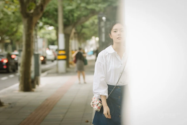 赵今麦高扎马尾清新爽朗白衣牛仔裙街拍写真照
