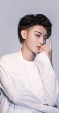 黄子韬帅气侧颜写真美照，白衫黑裤搭配帅气十足