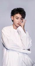 黄子韬帅气侧颜写真美照，白衫黑裤搭配帅气十足