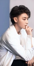 黄子韬帅气侧颜写真美照，白衫黑裤搭配帅气十足