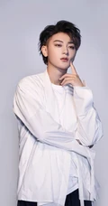 黄子韬帅气侧颜写真美照，白衫黑裤搭配帅气十足