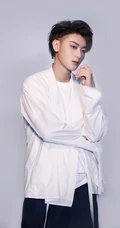 黄子韬帅气侧颜写真美照，白衫黑裤搭配帅气十足